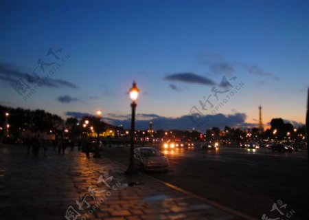 广场旁的夜景图片