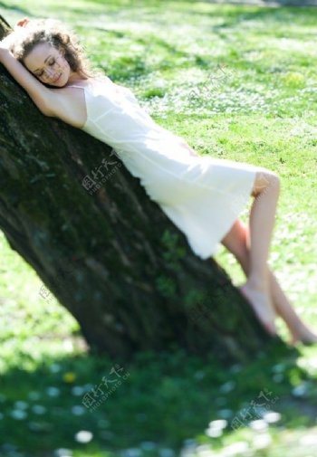 靠着树享受生活的女孩图片