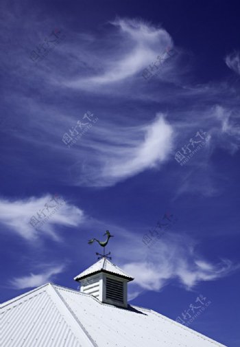 白屋顶上风驰幻化的云澳大利亚田园风光图片