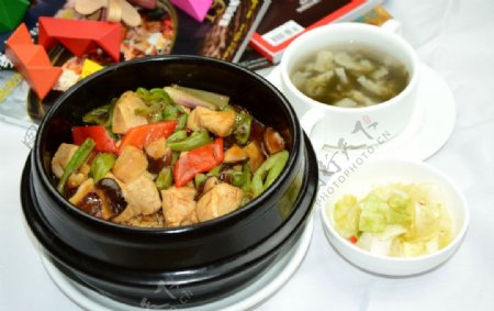 香菇鸡石锅饭图片