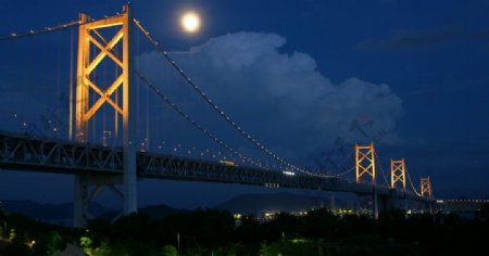 日本四国月光下的明石海峡大桥图片