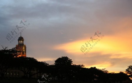黄昏时的新加坡华侨中学钟楼图片