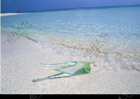 海滩上的玻璃瓶图片