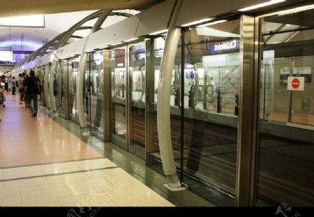 14号地铁线的站台和屏蔽门图片