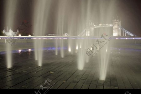 英国伦敦塔桥的夜幕灯饰喷泉图片