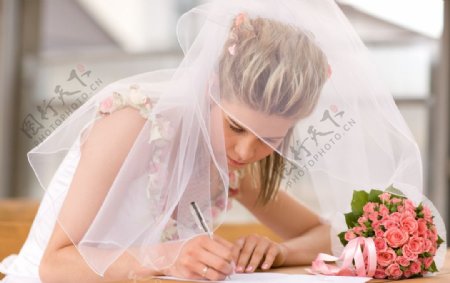 写字的漂亮新娘图片