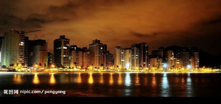 城市河边夜景图片