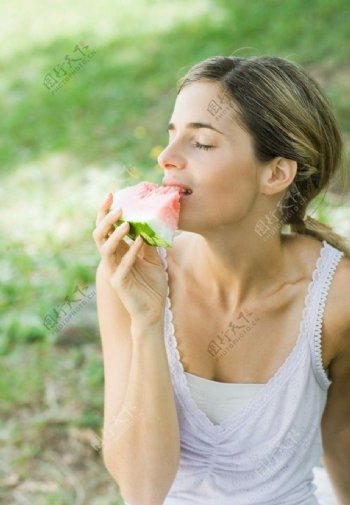 女孩吃西瓜图片