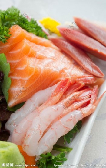 日本餐刺身鲑鱼蝦图片