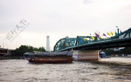 曼谷河的驳船图片