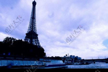 巴黎铁塔的湖边图片