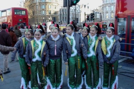英国伦敦街头穿民族服装的中国少女图片