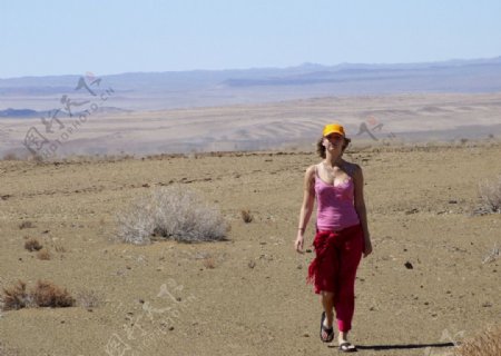 沙漠之旅美女漫步图片