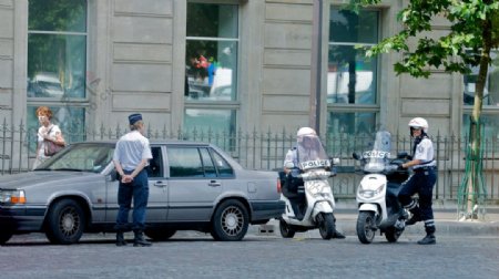 巴黎街上的執勤交警图片
