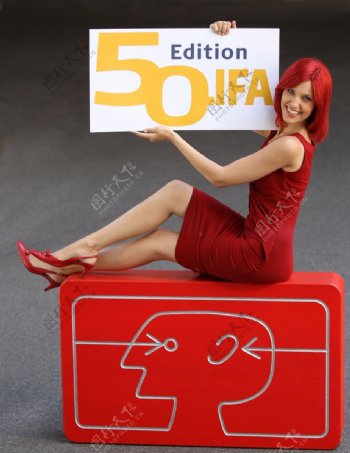 IFA小姐手举第50届IFA柏林国际消费电子大展的标志牌图片