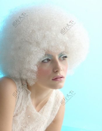 白色蓬松头发女模特图片