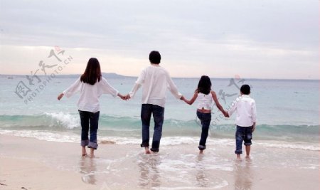 大海边一家人图片