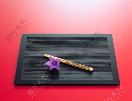 紫色花朵黑色木板图片