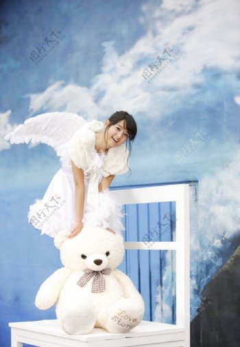 小天使和狗熊图片