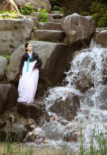 瀑布边的朝鲜女人图片