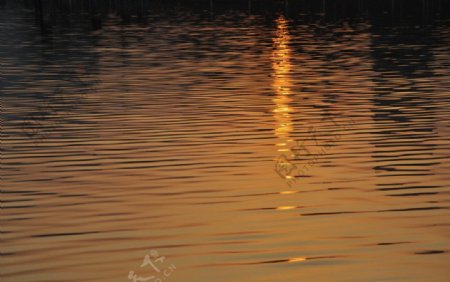 湖边夕阳图片