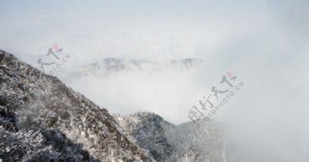 雪山雾色图片