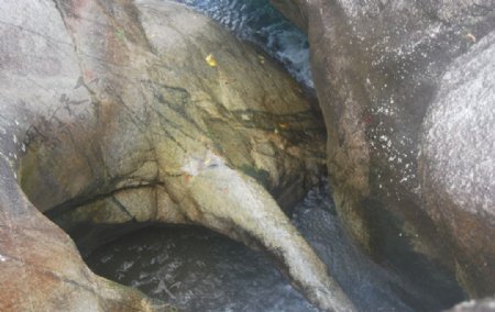 岩石流水图片