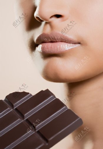 吃巧克力美女图片