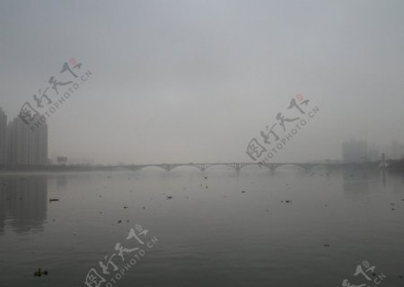 江面上的东江大桥图片