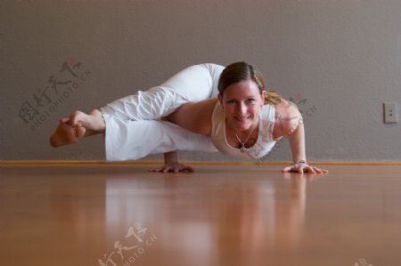 练习瑜伽的外国女人图片