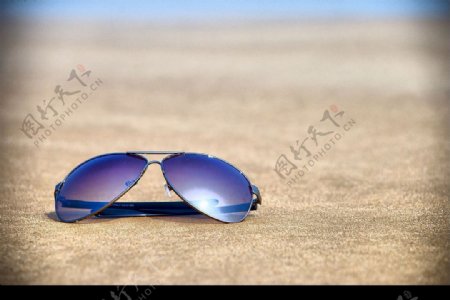 海滩蓝天墨镜图片