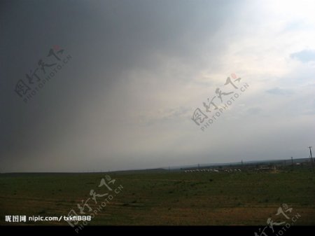 暴雨前的内蒙古希拉穆仁草原图片
