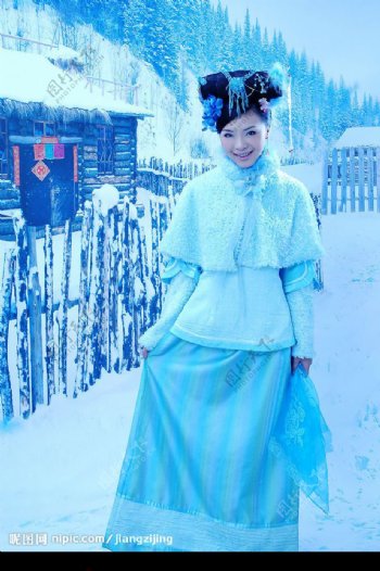 雪地中的时装模特图片