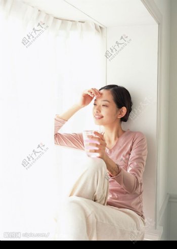 坐在窗台微笑眺望的女孩儿图片