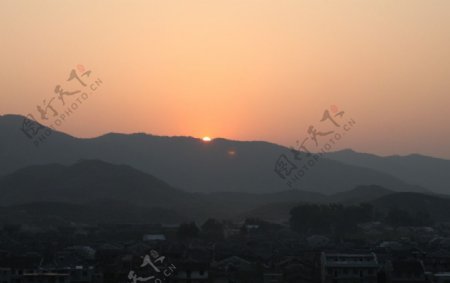 早晨山中的日出图片