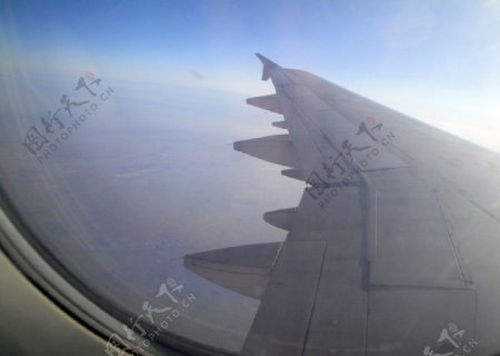 飞机窗外的蓝天图片