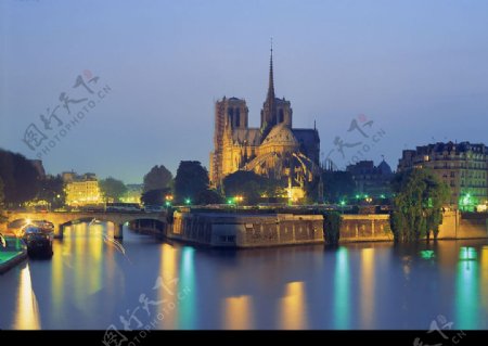 城堡桥与水面组成的美妙夜色图片