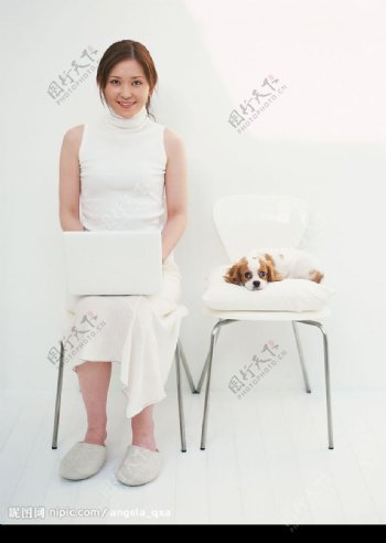 女孩和狗图片