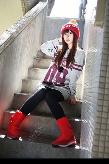 台湾美少女模特洪诗在楼梯上图片