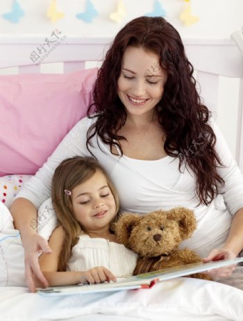 一起看书的妈妈和孩子图片