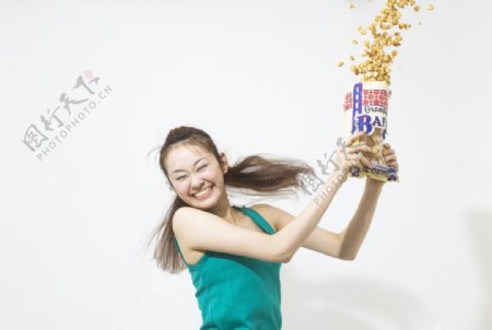 吃爆米花快乐的女孩图片
