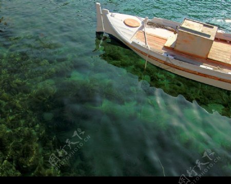 水中的小木船图片
