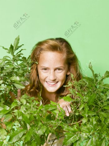 绿色植物中的外国女孩图片