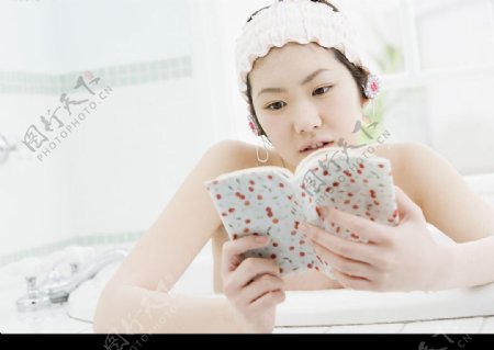 浴缸看书图片