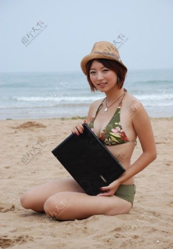 泳装美女笔记本电脑海边写真图片