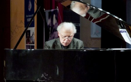 弹钢琴的老人图片