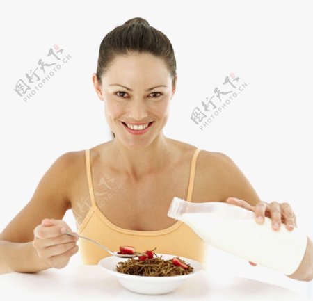 吃营养早餐的女人图片
