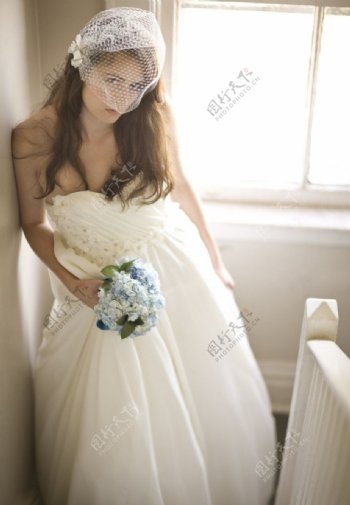 穿白色婚纱手捧花的新娘图片