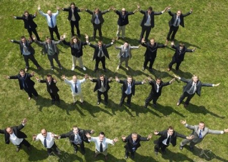 草地上一起做操的商务团队图片