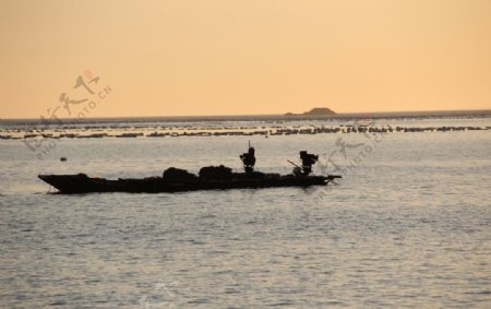 傍晚的渔民捕鱼图片